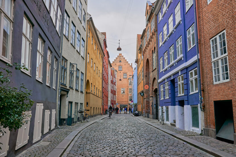 Bunte Häuser entlang der historischen Magstræde in Kopenhagen mit Kopfsteinpflaster und urbanem Charme