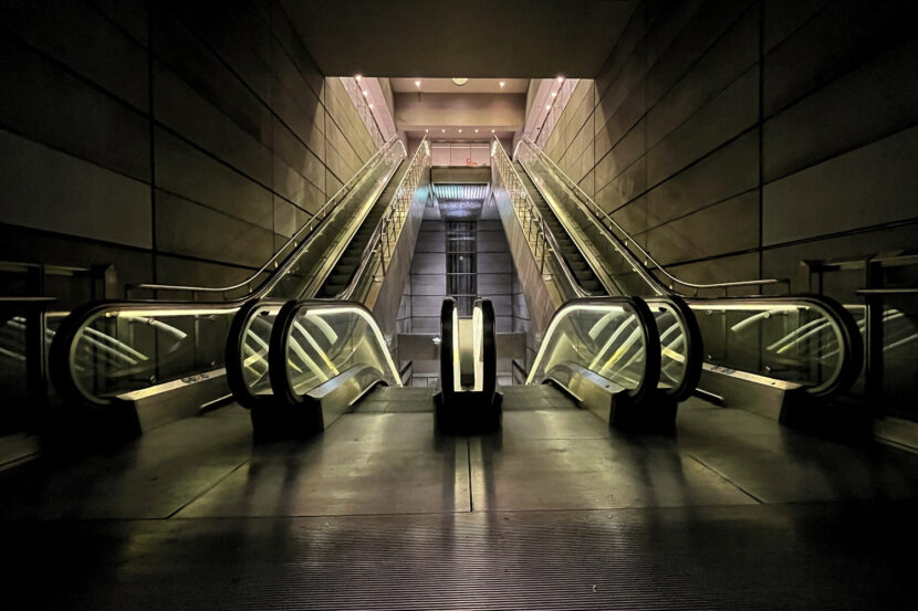 Symmetrische Rolltreppen in der Metrostation Christianshavn in Kopenhagen mit moderner, industrieller Architektur