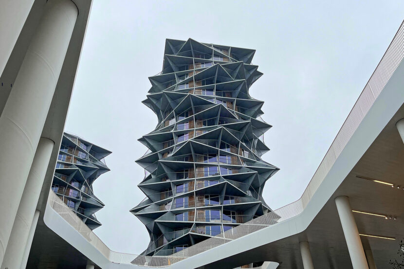 Kaktustårnene in Kopenhagen mit markanter, verdrehter Fassadenstruktur aus geometrischen Balkonen