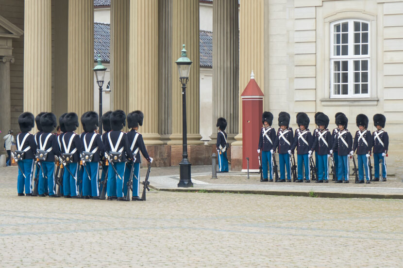 Wachwechsel am Schloss Amalienborg in Kopenhagen mit königlichen Gardesoldaten in Paradeuniformen