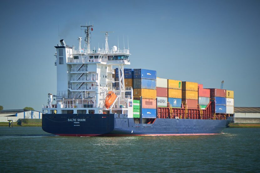 Container-Schiff mit vielen geladenen Containern im Hafen von Rotterdam