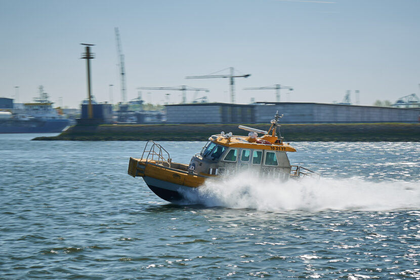 Schnellboot fährt durch den Hafen von Rotterdam
