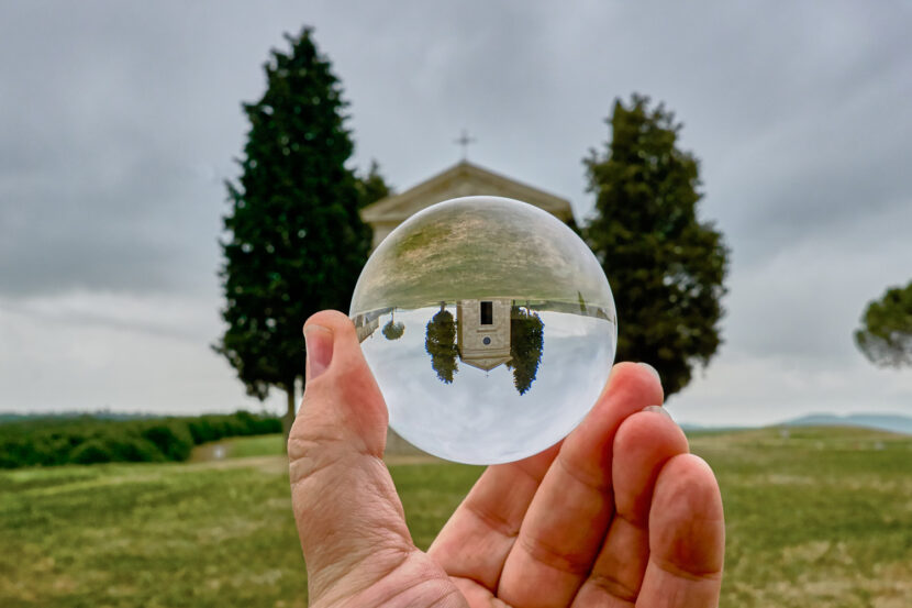 Kapelle der Madonna di Vitaleta im Val d’Orcia, gespiegelt in einer Glaskugel zwischen Zypressen