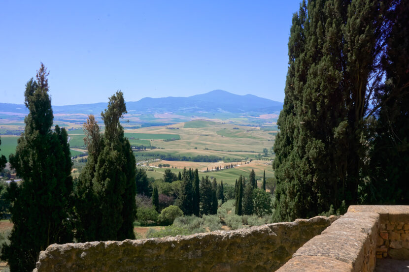 Blick von Pienza über die sanften Hügel des Val d’Orcia mit Zypressen, Feldern und weitem Horizont