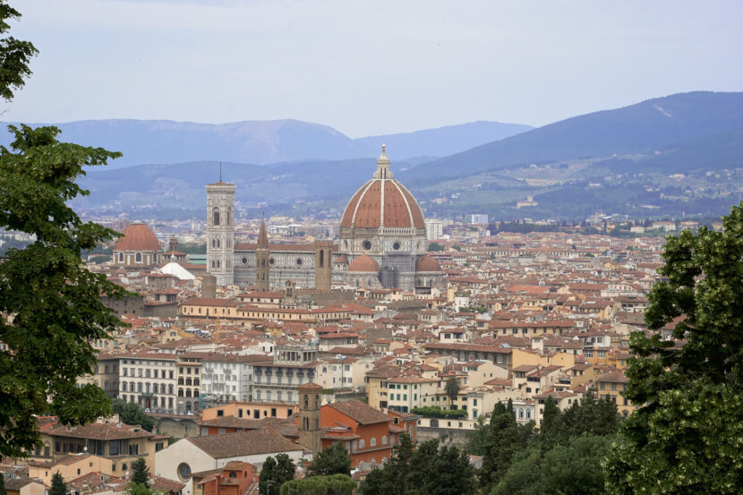Panoramablick über Florenz mit der Kathedrale Santa Maria del Fiore und ihrer markanten Kuppel im Zentrum