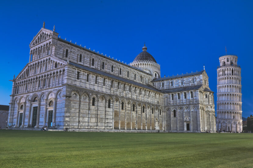 Der Schiefe Turm von Pisa neben dem Dom auf der Piazza dei Miracoli unter tiefblauem Abendhimmel